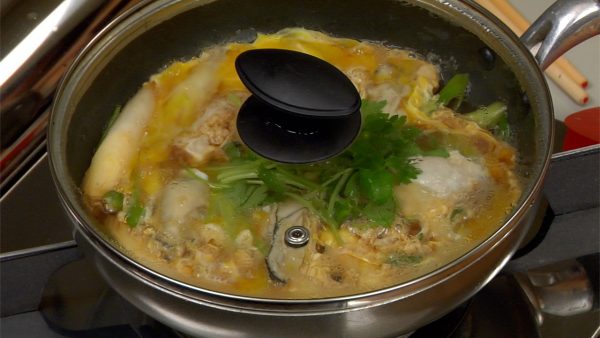 Continuará cociéndose siempre que esté caliente, de modo que mantenlo tapado hasta que el huevo alcance la consistencia deseada.