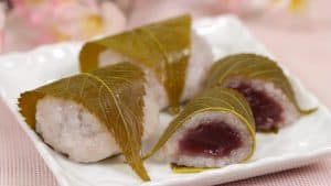 Read more about the article Công thức bánh dày mochi anh đào (sakura) (Món tráng miệng mùa xuân bọc lá anh đào ngâm | kiểu Kansai)