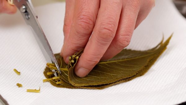 Remove the moisture with a paper towel. Cut off the firm leafstalks.