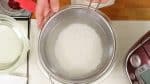 Vo gạo nếp và ngâm nó trong một lượng lớn nước trong khoảng 1 giờ. Ngâm kĩ gạo nếp sẽ giúp làm bánh dày mochi mềm và rất ngon.