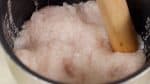Làm ướt chày surikogi và giã cơm nếp đến khi kích cỡ các hạt gần như tách đôi ra.