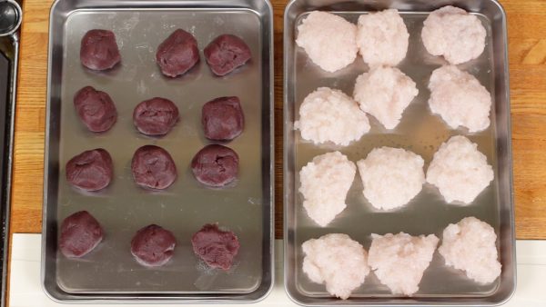 Divide the anko and the mochi into 12 equal pieces.