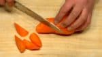 Préparez les ingrédients pour le Nimono aux légumes. Coupez les carottes en quartiers au fur et à mesure que vous les tournez.