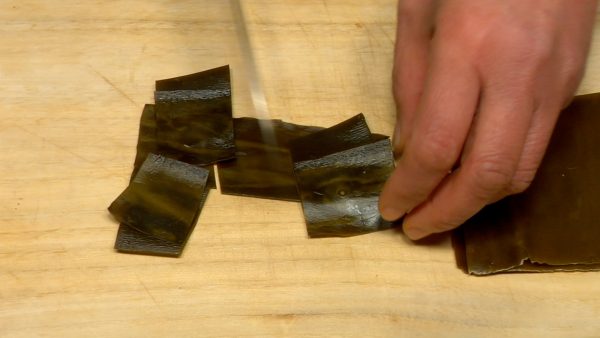 Cut the used dashi kombu seaweed into 9 equal pieces.