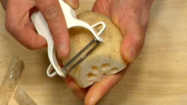 Peel the lotus root. Cut it down the middle and cut into rolling wedges.