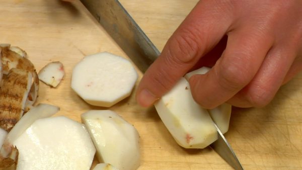 Peel the satoimo taros, and cut them into smaller pieces.