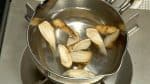 Lightly rinse, put the burdock root in a pot of water, and turn on the burner.