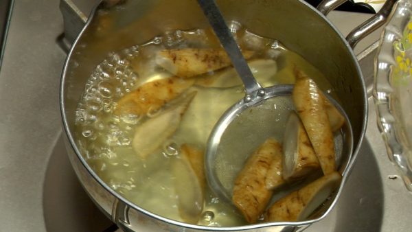 Bring it to a boil, cook the burdock root for 5 minutes, and remove.