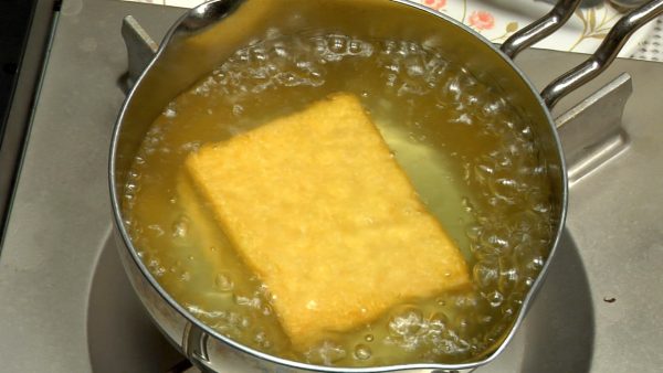 Put the atsuage, deep fried tofu, in the same boiling water, and cook for about 2 minutes.