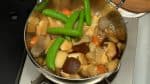 Quand le bouillon est presque complètement évaporé, ajoutez le mirin. Placez les pois gourmand dans la casserole, et mélangez sur feu fort. 