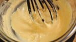 La fécule et le gluten de la farine à gâteau va donner à la crème pâtissière une texture élastique et épaisse. La finesse de la fécule de maïs va aider la crème à être translucide et lui donne une texture lisse. Profitez de ces deux avantages va rendre la crème pâtissière délicieuse. 