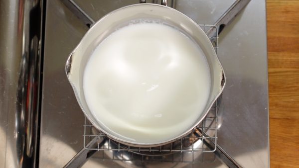 Now, heat the milk in a pot. When the steam begins to form, turn off the burner.