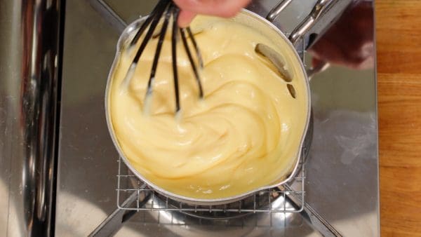 When it begins to thicken, reduce the heat to low, and whip the cream at full speed.