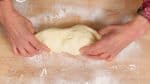 Ouvrez la pâte et formez-la en un ovale long. 