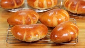 Read more about the article Das beste Creme Brötchen mit Puddingfüllung (japanische süße Brötchen gefüllt mit exquisiter Patisserie Creme)