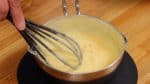 Ensuite, placez la casserole sur un dessous-de-plat. Ajoutez un peu d'extrait de vanille, et mélangez. 