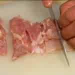 讓我們準備親子丼的材料。把去骨的雞腿肉切片，2公分(0.8英寸)