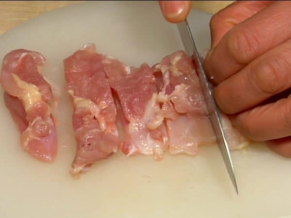 让我们准备亲子丼的材料。把去骨的鸡腿肉切片，2公分(0.8英寸)