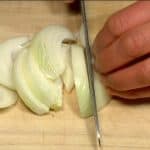 把洋蔥切薄片，5毫米(0.2英寸)