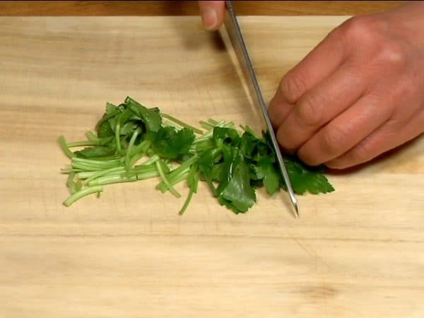 Coupez le persil mitsuba en morceaux de 2 cm (0.8 inch).