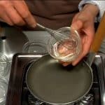 讓我們開始做親子丼。把濃縮木魚湯粉溶入水里，再把這高湯倒入鍋裡。