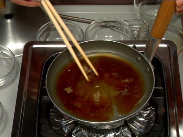 在高汤里加入日本清酒，味淋，酱油。过后，轻轻搅拌再开火。