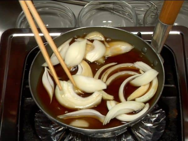 Add the onion slices and distribute evenly with the chopsticks.