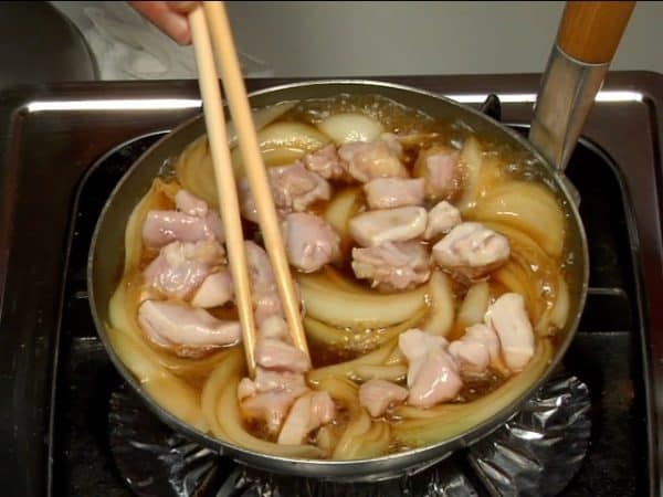 當雞肉片差不多煮熟了，用筷子把雞肉片翻過來， 再把鍋蓋上。
