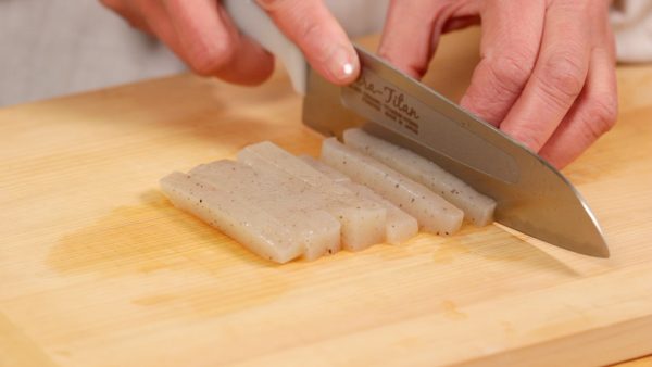 Cut the konnyaku or konjac into 1cm pieces. Cutting all the ingredients the same size as the soybeans makes the dish visually appealing and allows you to enjoy each of them in a good balance.