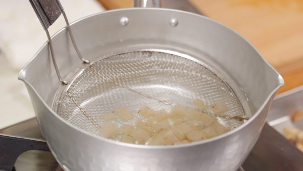 Lightly parboil the konnyaku to reduce the unwanted taste and also help absorb the broth later. Then, remove the excess water with a mesh strainer.