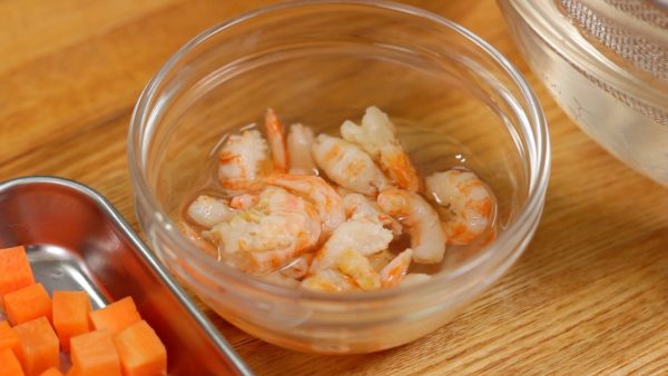 Likewise, cut the carrot into 1cm (0.4") pieces and rehydrate the dried shrimp in lukewarm water for about 10 minutes.