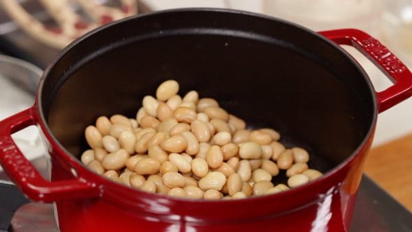 Now, let’s make the gomoku-mame. Place the steamed soybeans or boiled soybeans into a pot.