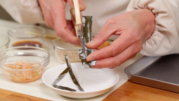 As for the kombu seaweed, clean the surface with a kitchen brush. Using shears, cut the kombu into 7mm (0.3") pieces. The white powder contains much of the flavor so don’t wash it off.