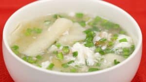 Lire la suite à propos de l’article Recette de pâtes à gyoza maison et soupe d’œufs chinoise avec du porc