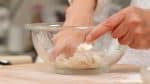 Maintenant, mélangez la farine avec vos mains. Formez la pâte en une boule. 