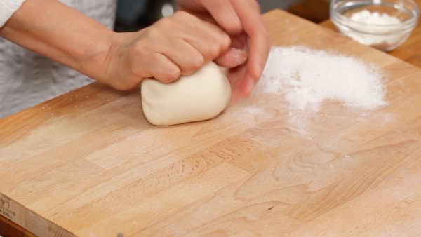 Taburi talenan dengan tepung. Uleni adonan sekitar 5 sampai 6 menit hingga tekstur permukaan adonan halus.