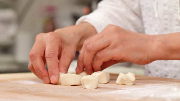 Segera susun potongan adonan dengan bagian yang terpotong menghadap ke atas dan taburi setiap bekas potongan dengan tepung.