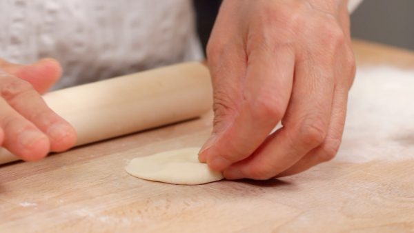 麺棒で薄く円形にのばします。麺棒を中心まで動かし、その後戻し生地を少し外に回します。行きは力を入れ、帰りは力を抜くと綺麗な円形の皮を作れます。