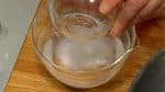 Préparez l'eau salée pour mélanger dans la farine. Dissolvez le sel dans l'eau complètement. 
