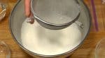 大きめのボールに、粉をふるいにかけて入れます。この粉はうどん専用の粉です。手に入らない場合は、たんぱく質9.0~9.5%の粉を使って下さい。