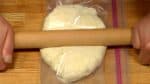 Let's knead the dough with a rolling pin. Use your body weight to press the dough.