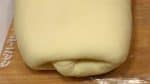La pâte devient un peu plus douce pendant qu'elle repose et vous pouvez rapidement former la pâte. 