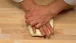 Để bề mặt mềm và mịn của bột nhồi hướng xuống, nhấn nó bằng lòng bàn tay bạn để làm đều độ dày.