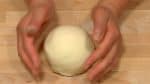 Faites tourner la pâte et formez-la en une boule. 