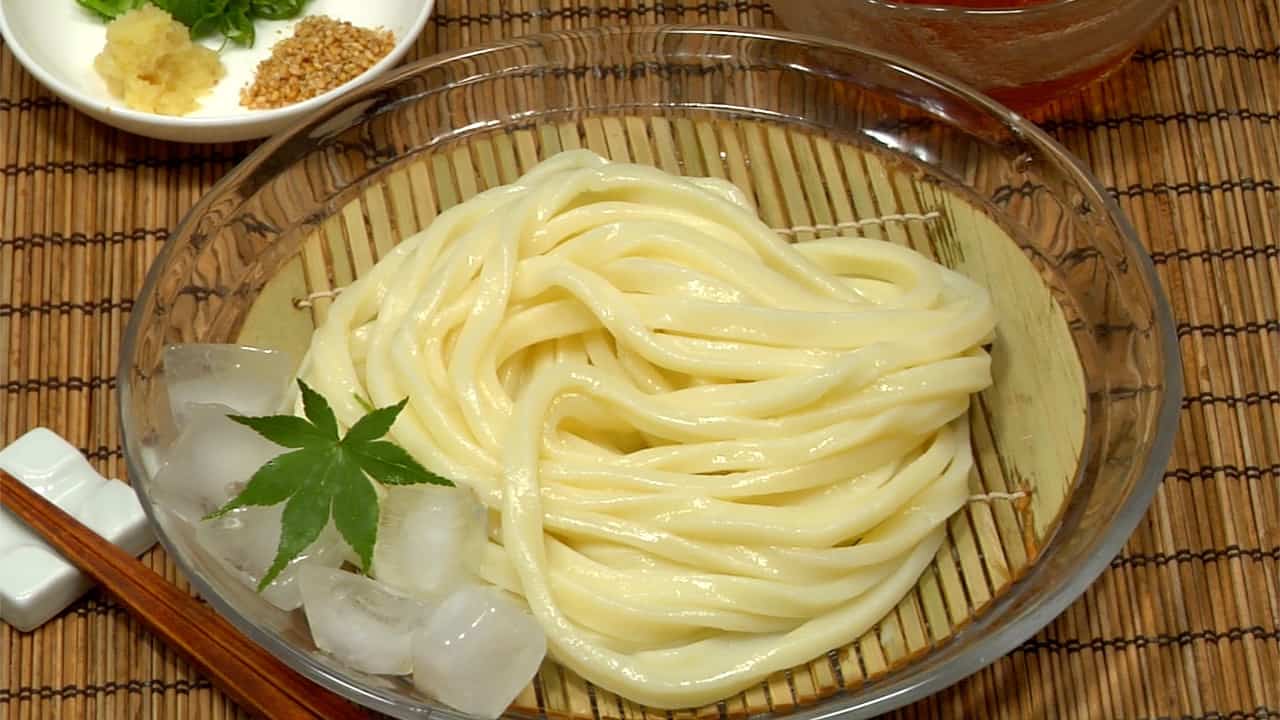 Recette de nouilles udon faites maison (sanuki udon avec une texture  moelleuse et rafraîchissante) - Cooking with Dog