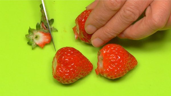 Let's prepare the ingredients for Ichigo Daifuku. Remove the stems of the pre-washed strawberries.