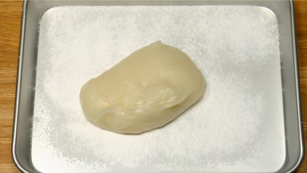 Put the mochi on the baking sheet covered with potato starch.