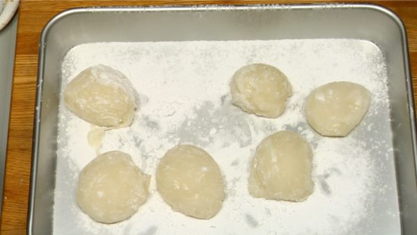 Put potato starch on your hands. Like before, split the mochi in half and get 3 pieces from each half for a total of 6 pieces of mochi.