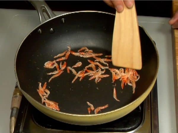 Next, toast the sakuraebi, dried pink baby shrimp until the aroma grows stronger.