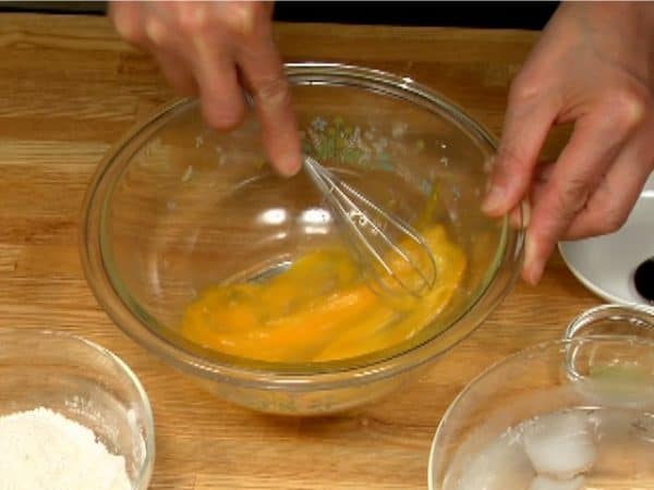 Für den Teig schlagt das Ei in eine Schüssel und mixt es mit einem Schneebesen gut durch.